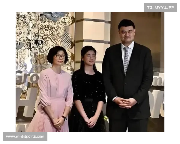 姚明携妻女国庆苏州同游引围观女儿身高惊人气质出众